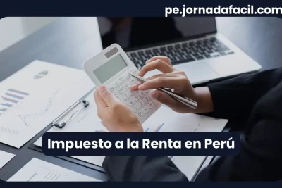 Impuesto a la Renta en Perú – cálculo con calculadora y reportes financieros sobre escritorio.